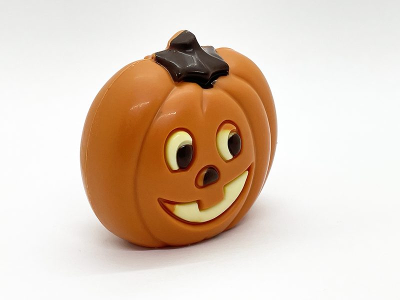 Orangefarbener Halloween Kürbis aus Schokolade