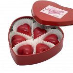 Rote Herzdose mit 6 Haselnuss Nougatherzen und Muttertagslabel von Sannes Naschtraum