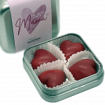 Silberne Metalldose zum Muttertag mit rosa Banderole, Herz-Design und roten Schokoladen-Nougatherzen von Sannes Naschtraum.